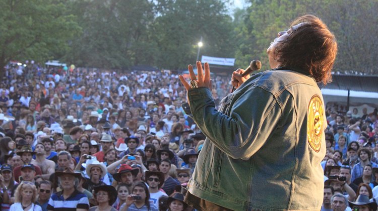 contratar a Elvis vive en la voz de John Mc Inerny