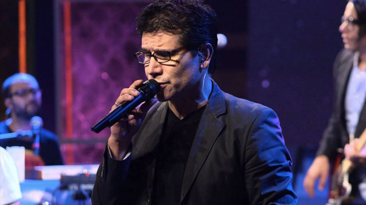 Contratar a Jesús Adrián Romero