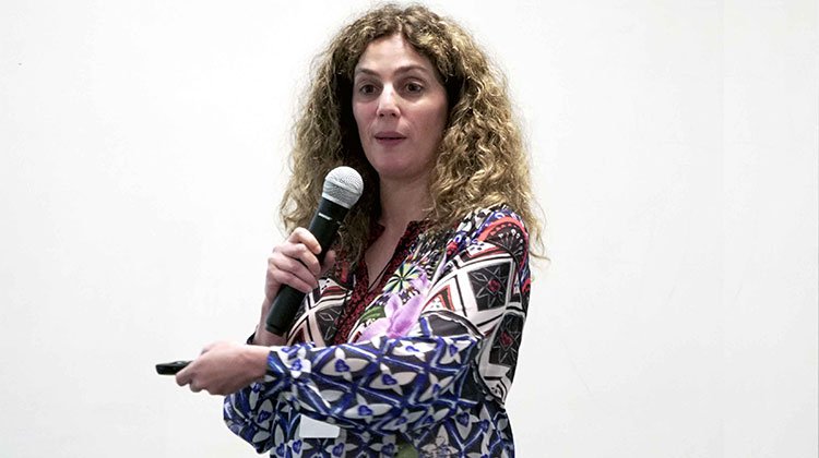 Contratar a Débora Slotnisky