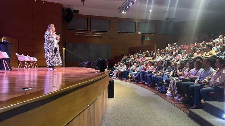 contratar a noelia pace la medium