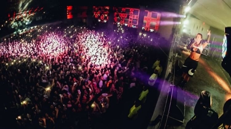 Emilia Mernes sold out en Pueblo Límite