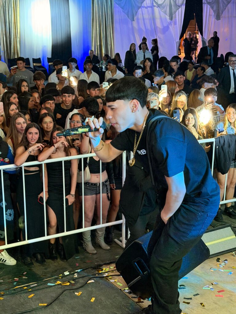Alejo Isakk en la fiesta de egresados Pinamar