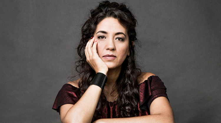 contratar a lorena vega