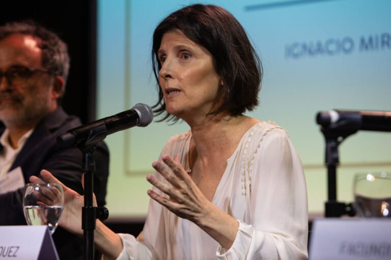 Contratar  a Luciana Vázquez