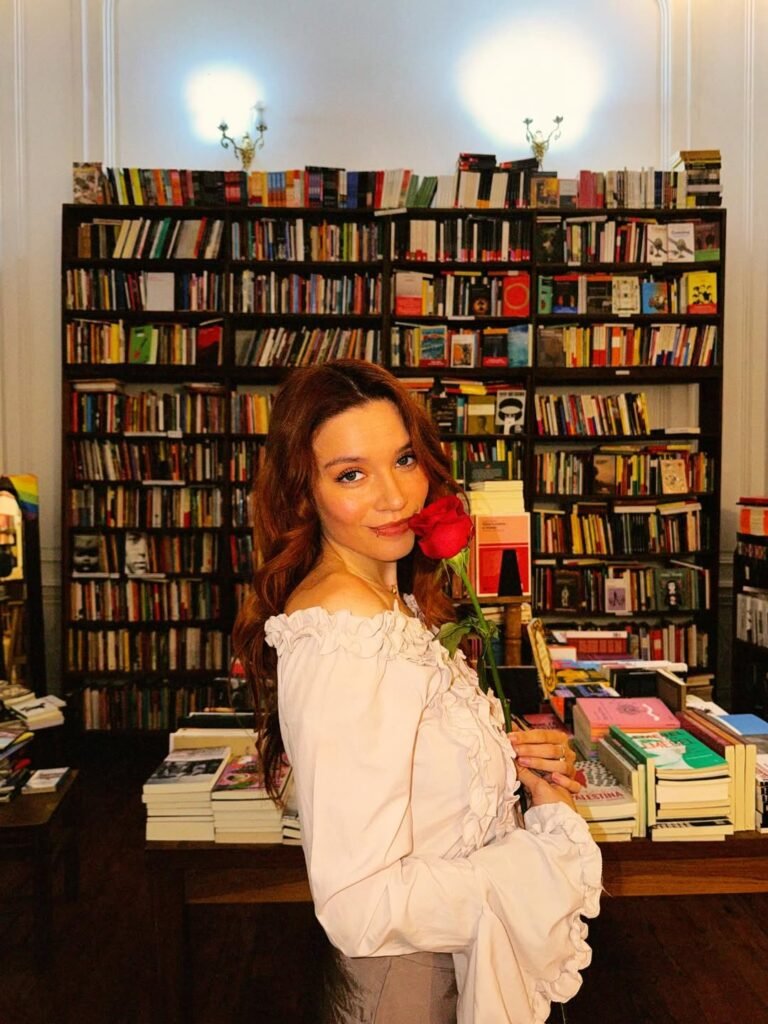 Contratar a Mica Suárez