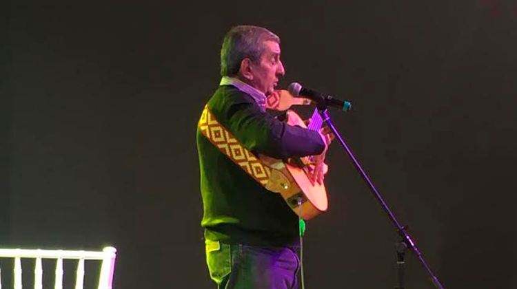 Contratar al Negro Alvarez