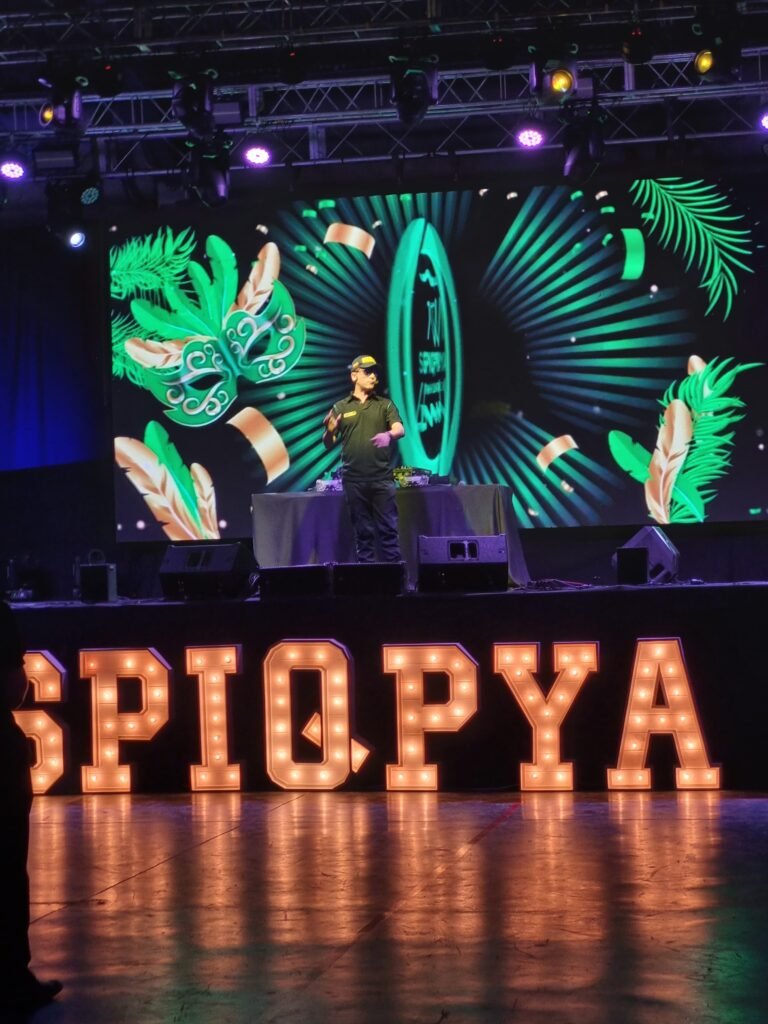 Oficial Gordillo en la fiesta de fin de año de SPiQPYA